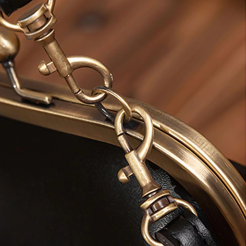 Bolso vintage con cierre de beso: el imprescindible retro chic de Grace