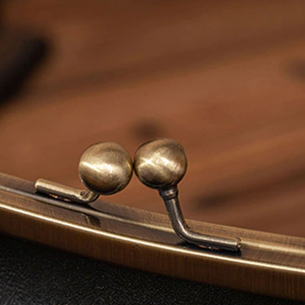 Bolso vintage con cierre de beso: el imprescindible retro chic de Grace