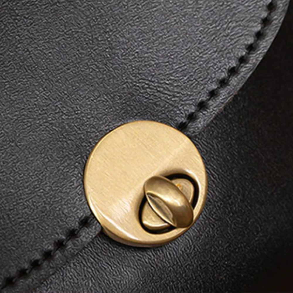 Bolso vintage con cierre de beso: el imprescindible retro chic de Grace