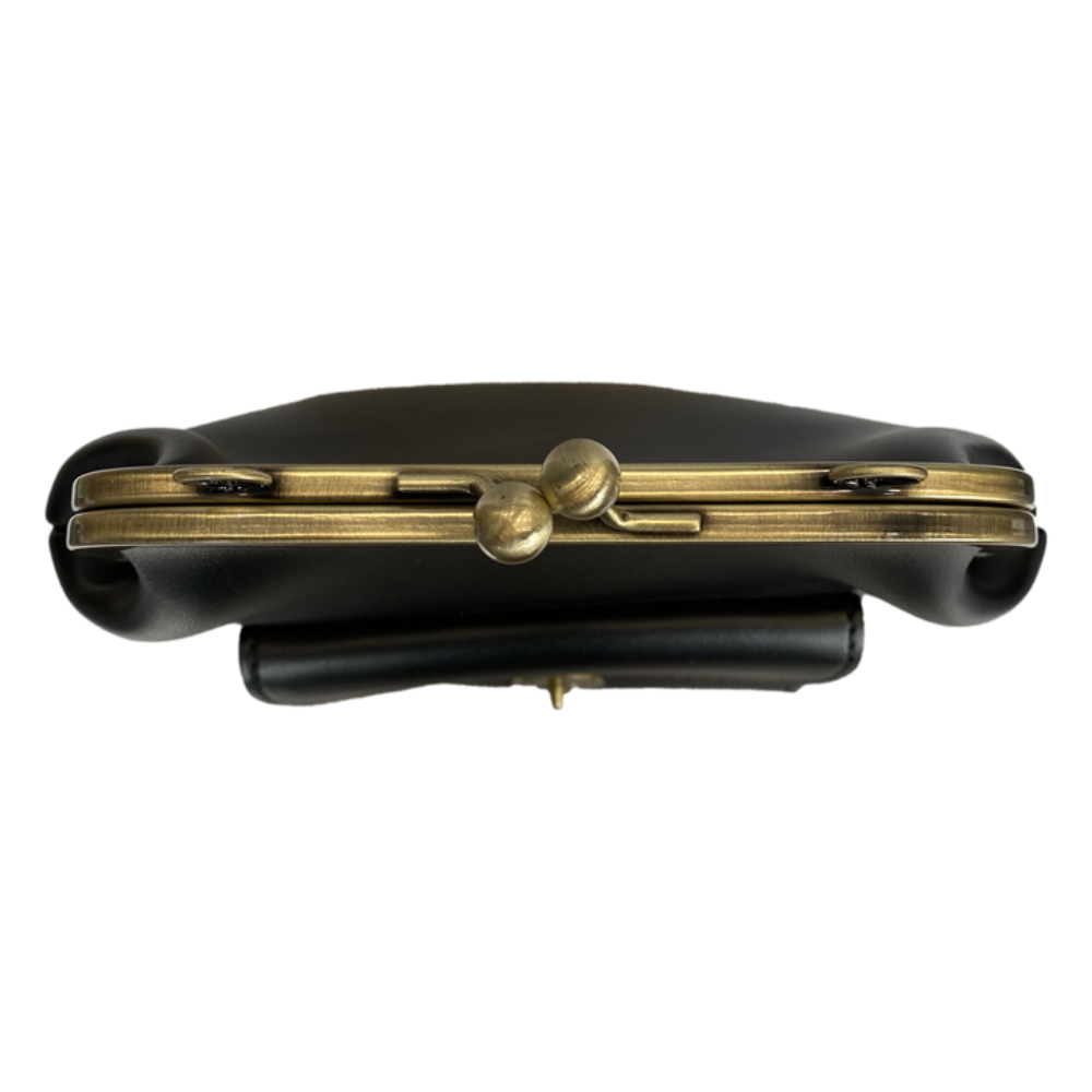 Bolso vintage con cierre de beso: el imprescindible retro chic de Grace