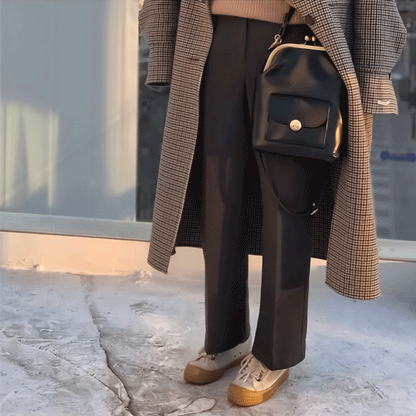 Bolso vintage con cierre de beso: el imprescindible retro chic de Grace